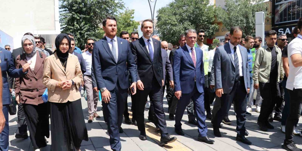 Bakan Bayraktar, Van esnafını ziyaret etti