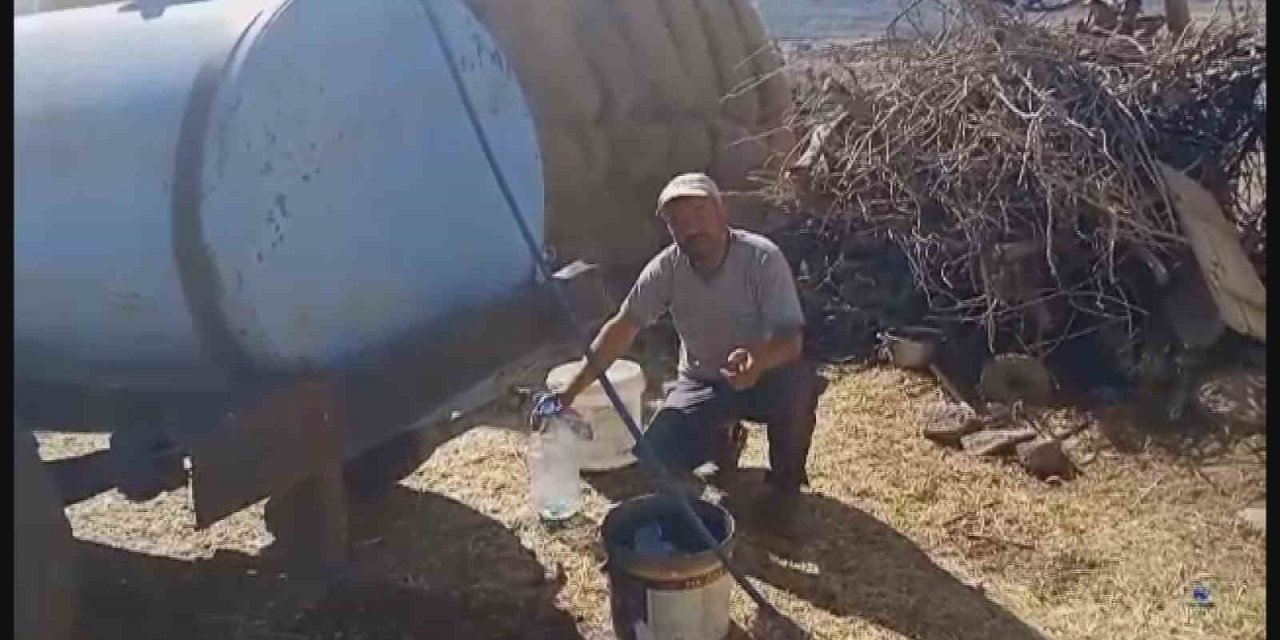 Mahalle sakinlerinin ’su’ isyanı: Traktörler ile evlerine su çekiyorlar