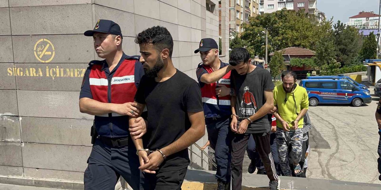 Silah zoruyla küçükbaş hayvan ve para gasp eden yabancı uyruklu 7 şahıs adliyeye sevk edildi