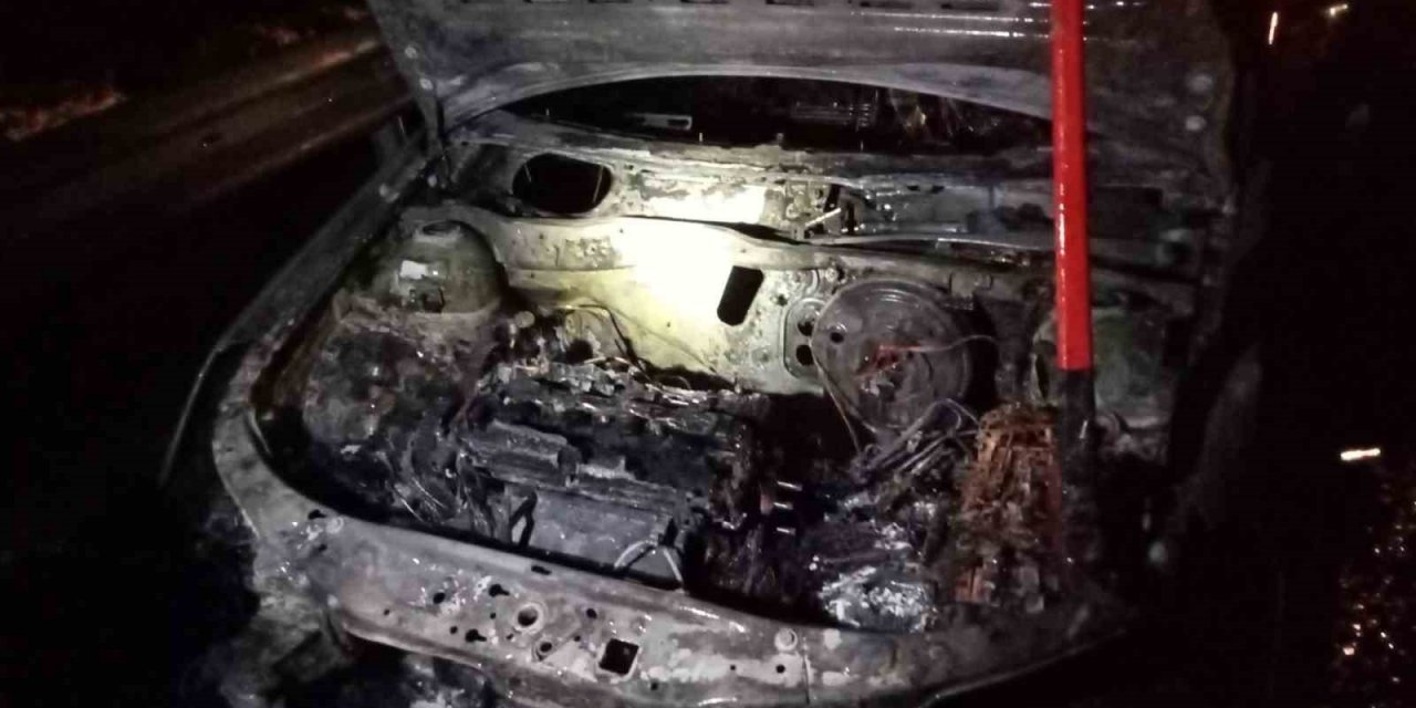 TEM’de yanan otomobil küle döndü