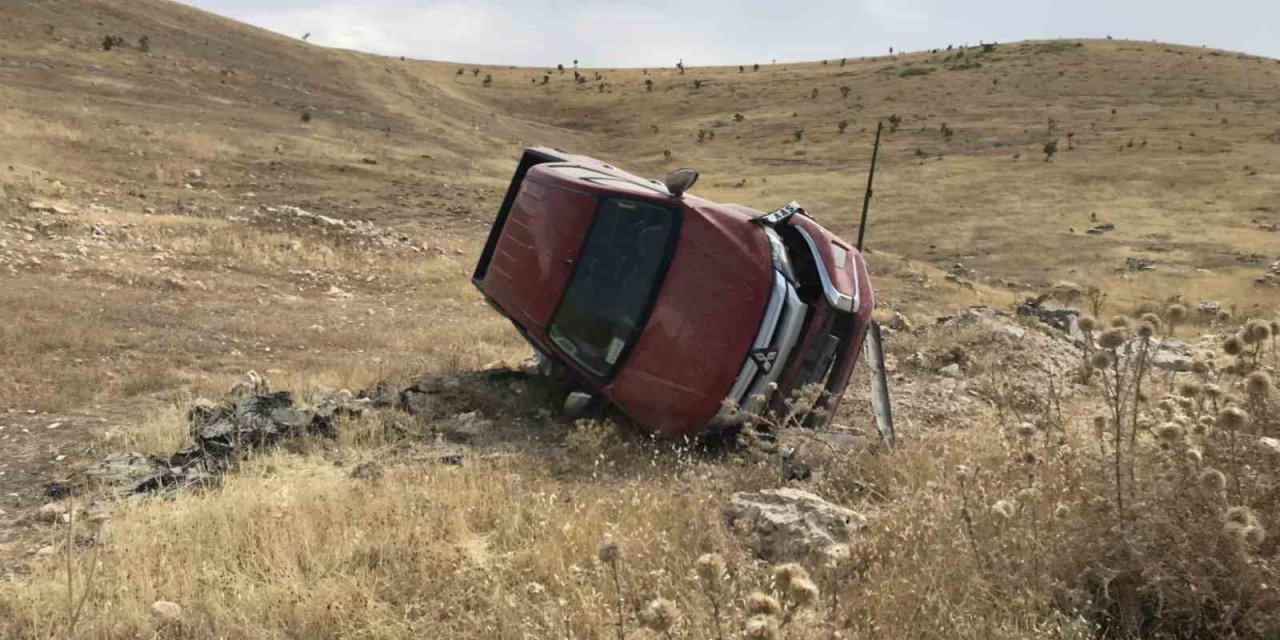 TPAO’ya ait kamyonet şarampole devrildi: 2 yaralı