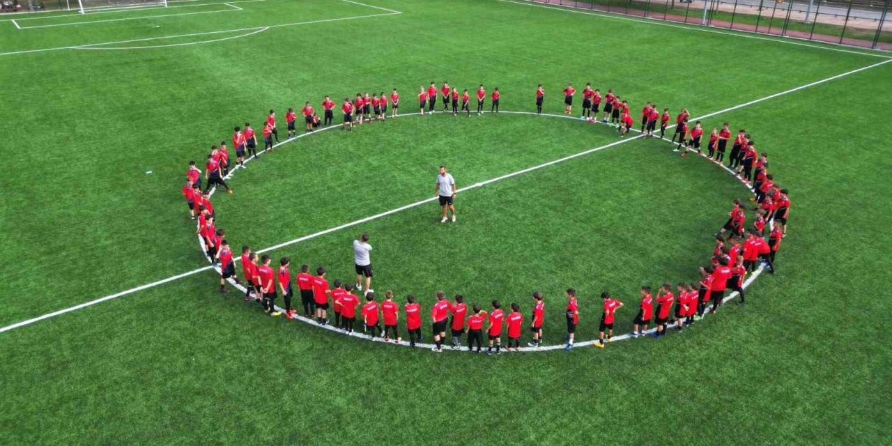 500 çocuğa futbol eğitimi