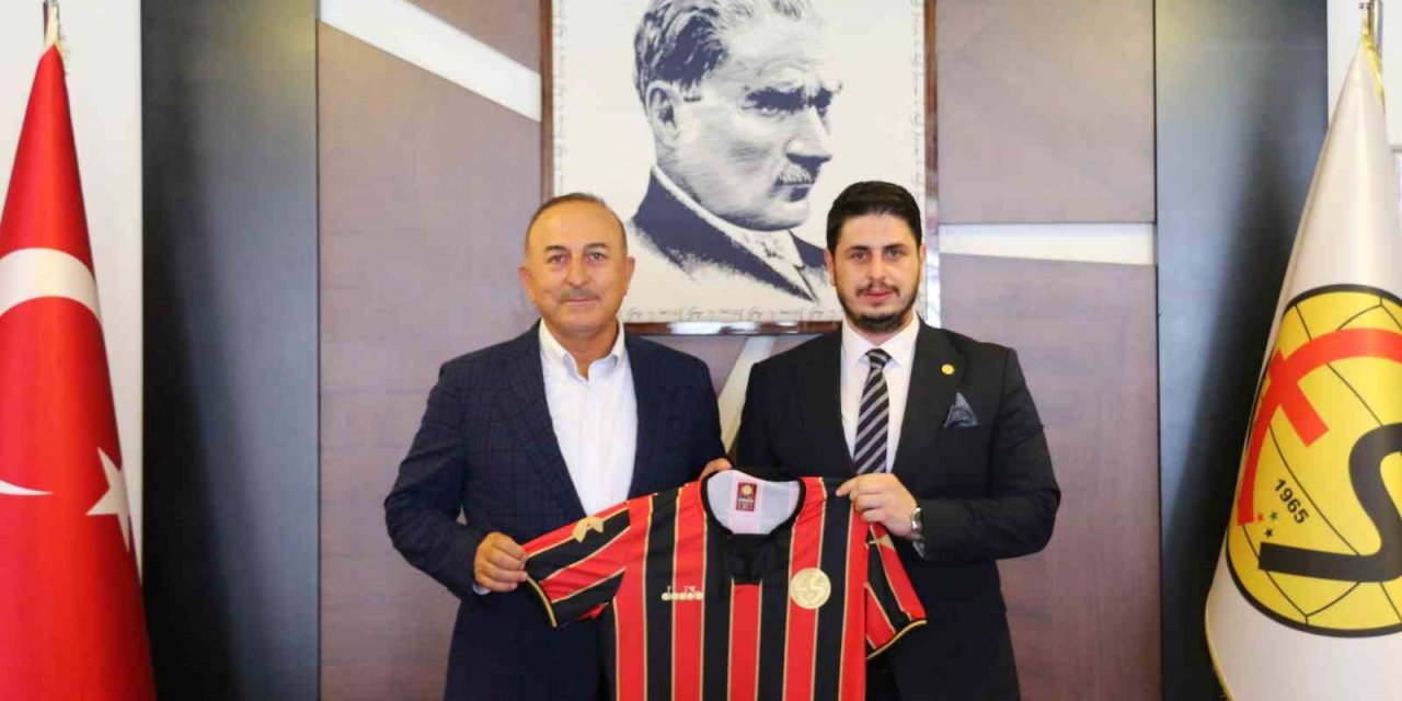 Mevlüt Çavuşoğlu’ndan, Eskişehirspor’a ziyaret