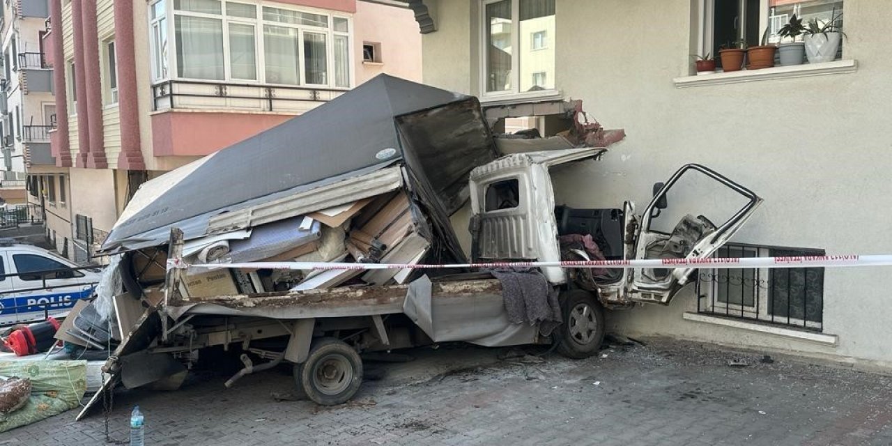 Başkent’te freni boşalıp duvara çarpan kamyonetin sürücüsü hayatını kaybetti
