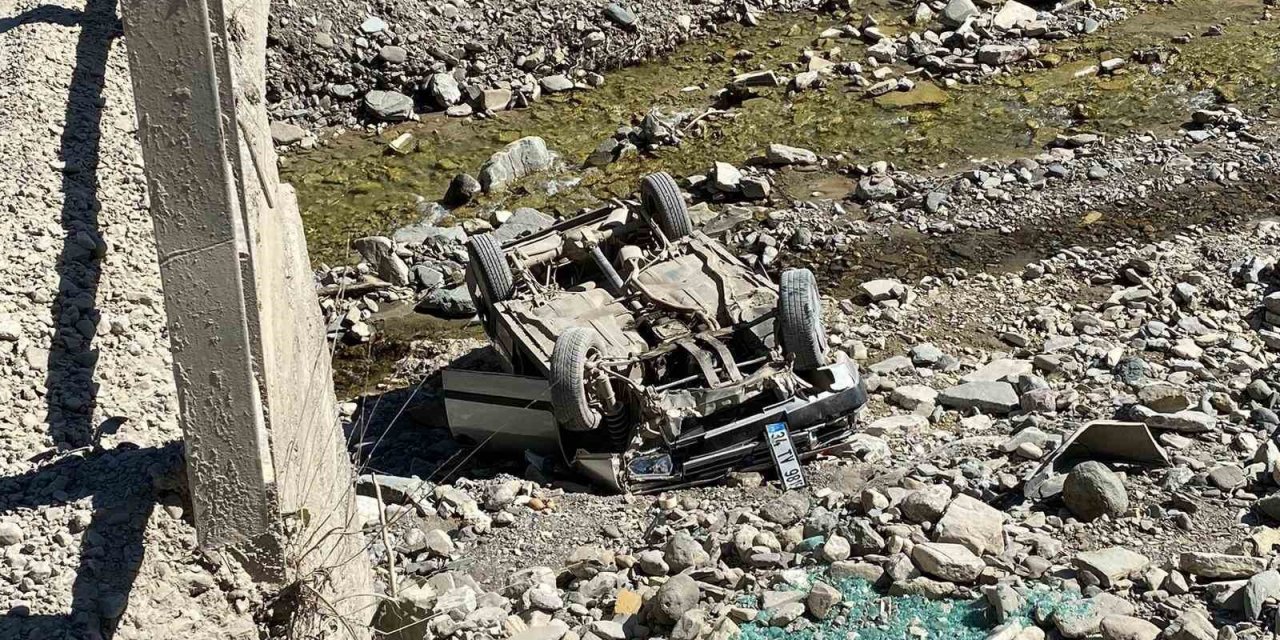 Virajı alamayan otomobil köprüden uçtu: 2 yaralı