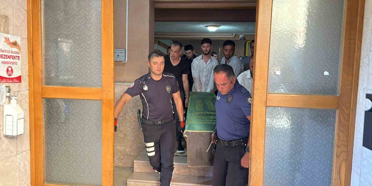 Evde tabancayla oynarken kazara arkadaşını vurdu