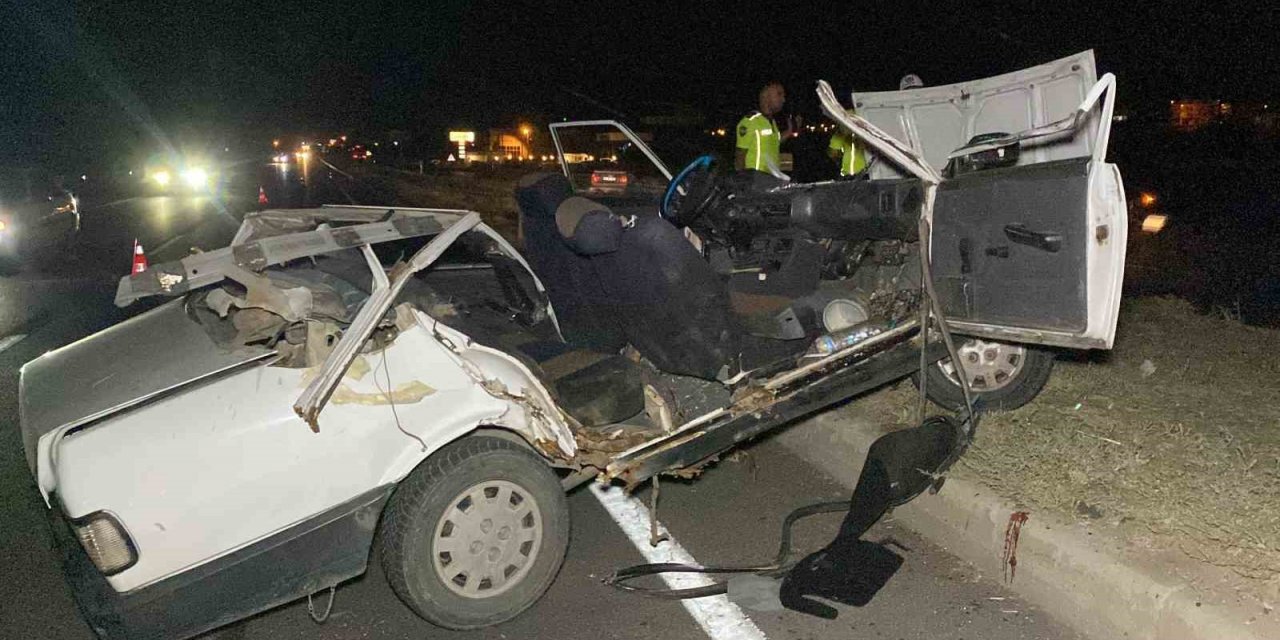 Tıra arkadan çarpan otomobilin tavanı koptu! Yola fırlayan sürücü ağır yaralı