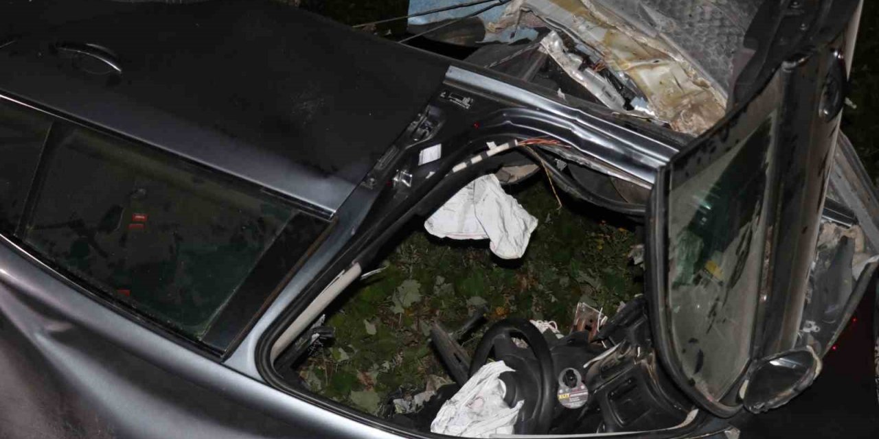 İkiye bölünen otomobil paramparça oldu: 1 ölü, 1 yaralı