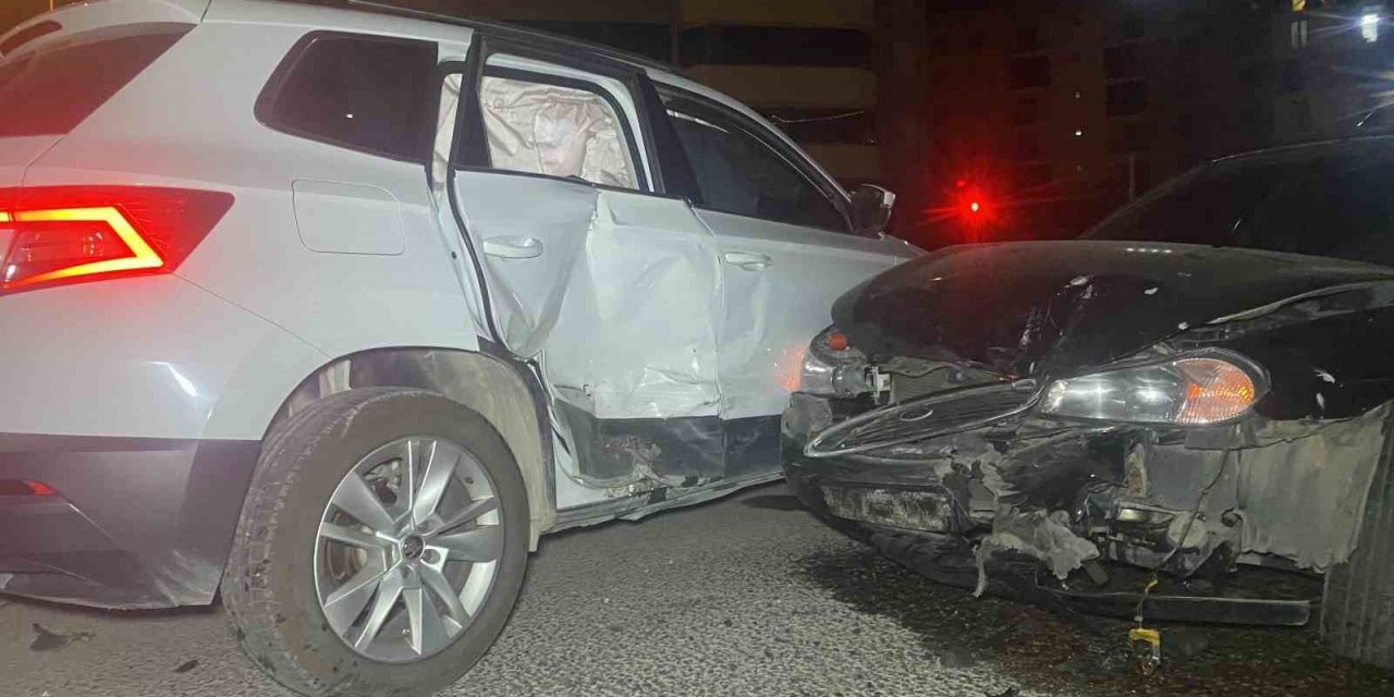 Uşak’ta iki otomobil kavşakta çarpıştı: 5 yaralı