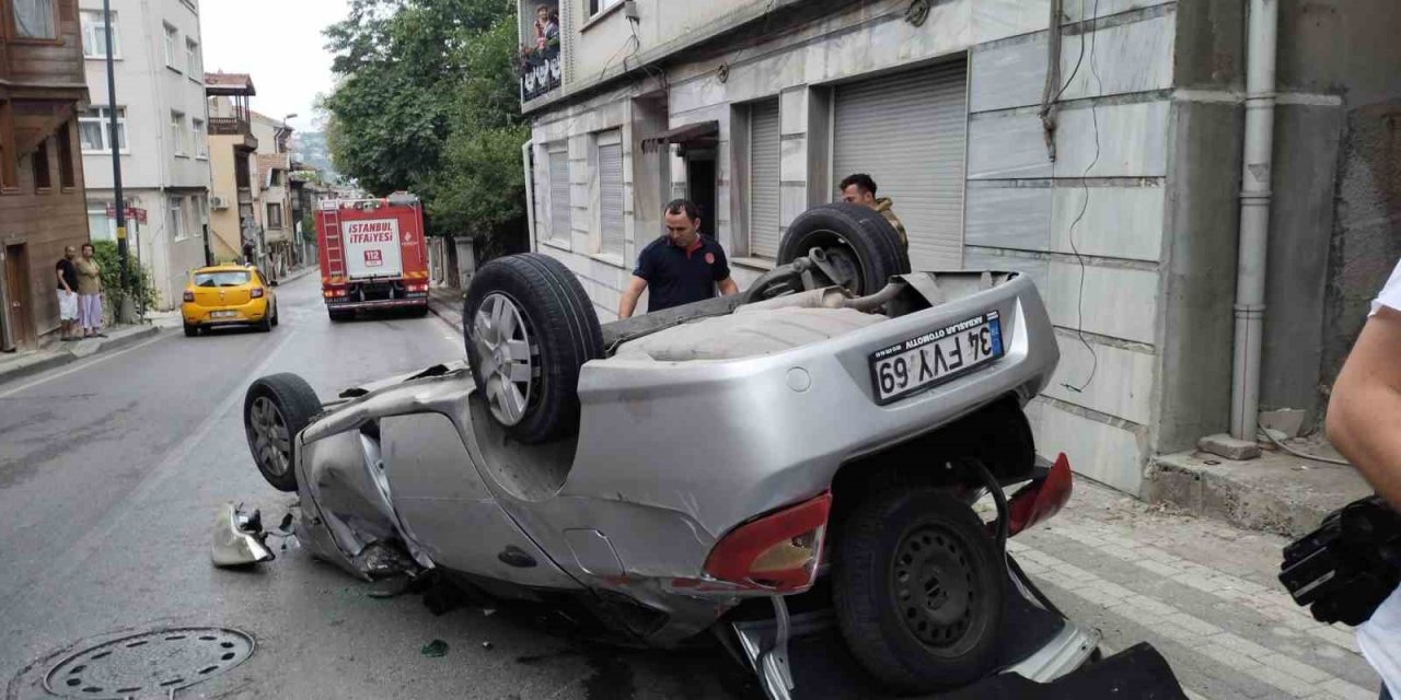 Üsküdar’da kontrolden çıkan araç direğe çarptı: 5 yaralı