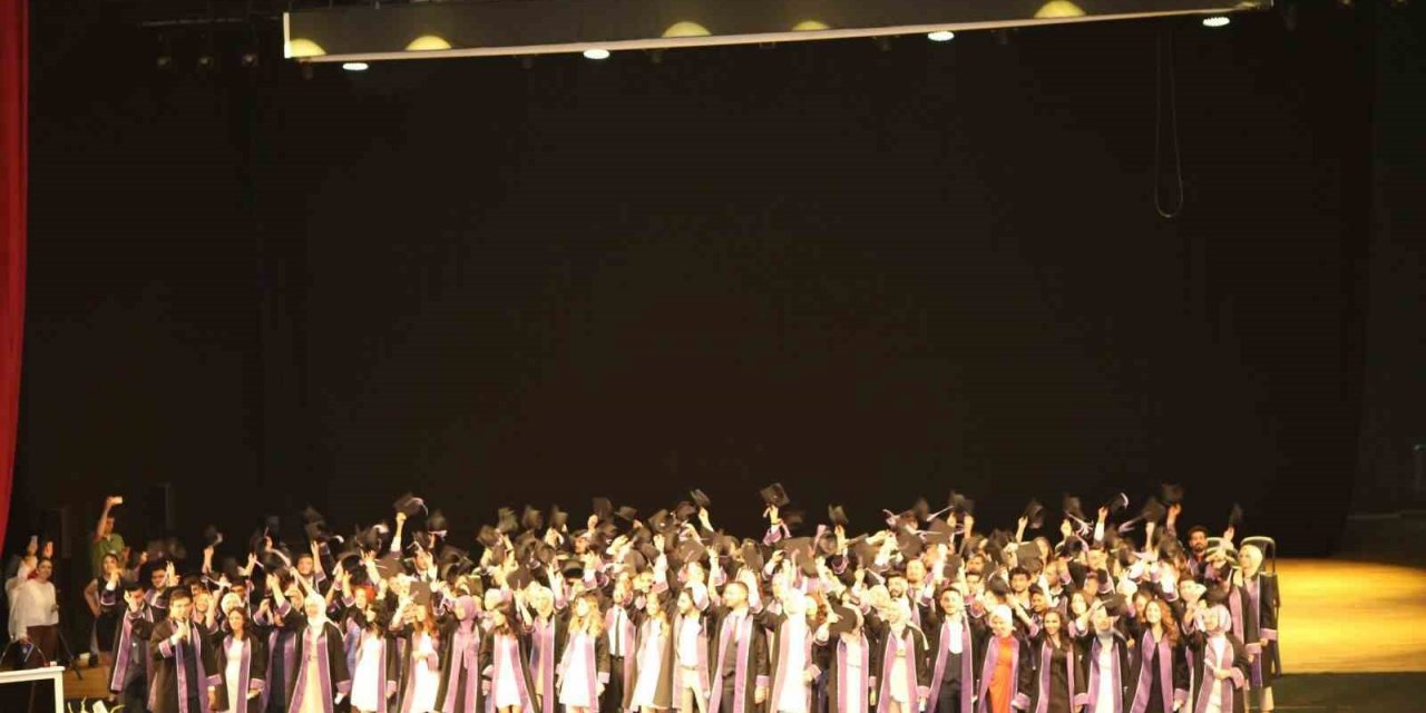 ERÜ Diş Hekimliği Fakültesi yeni mezunlarını verdi