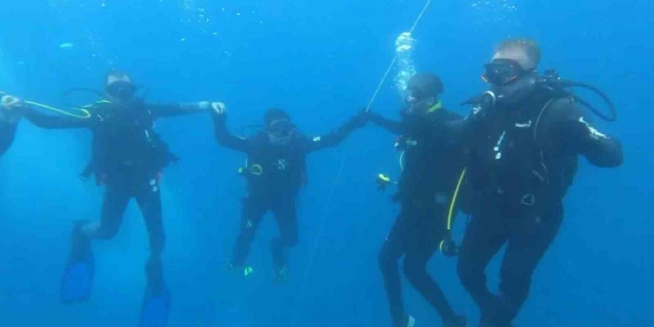 Eskişehirli dalgıçlar denizin 12 metre altında halay çekti