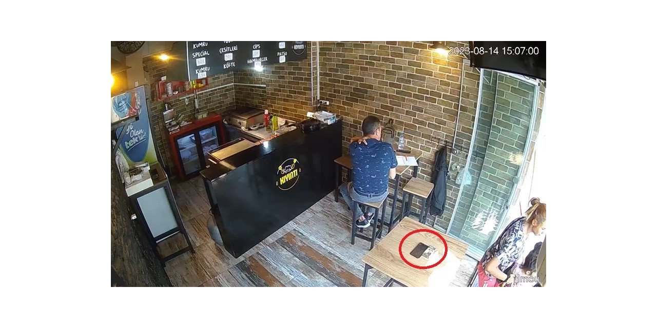 Saniyeler içinde cep telefonunu böyle çaldı...