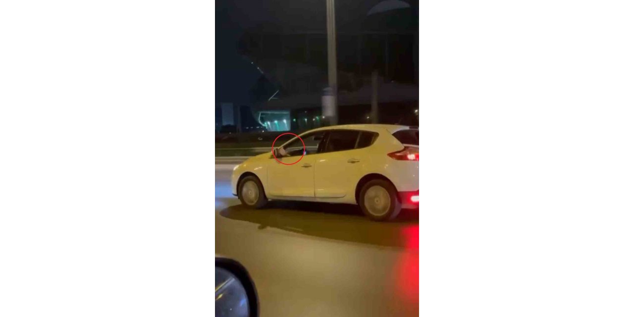 Sıcaklar sürücüleri de bunalttı. Ayağını camdan sarkıtarak araç sürdü