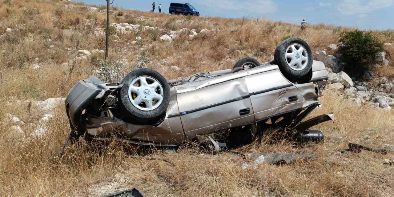 Şarampolden düşüp hurdaya dönen aracın sürücüsü kazayı yaralı atlattı