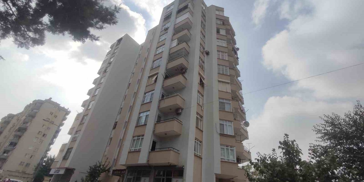 Adana’da cinnet getiren adam eşi ve çocuğunu öldürüp, kendisini bıçakla yaraladı