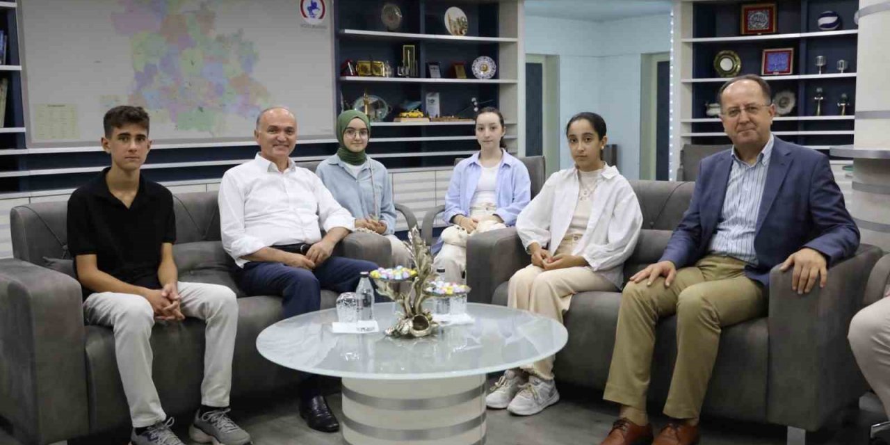 Başkan Özlü şampiyonları ödüllendirdi