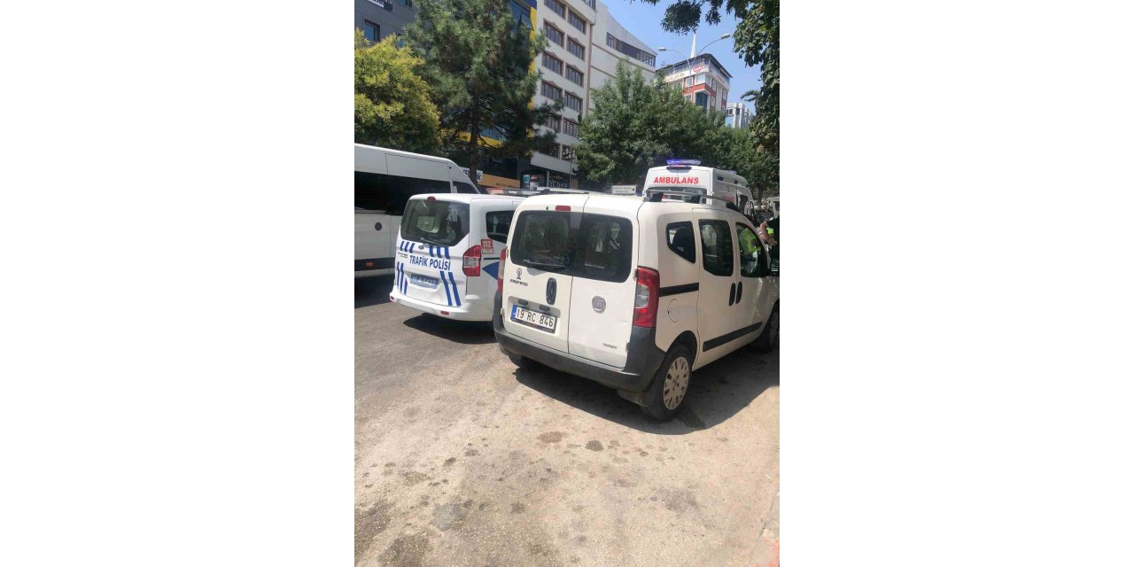 Yaya geçidini kullanan motosiklete hafif ticari araç çarptı