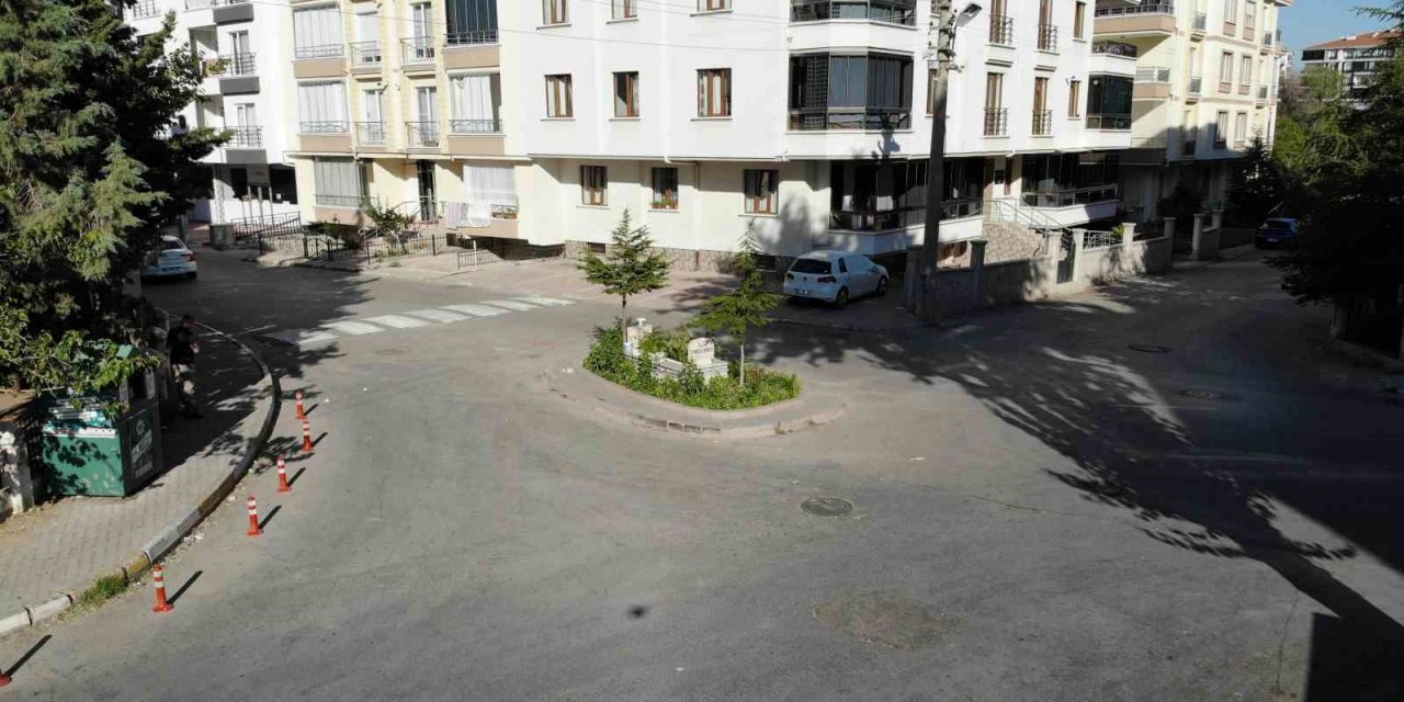 Beş yolun ortasındaki mezar birçok rivayetle anılıyor