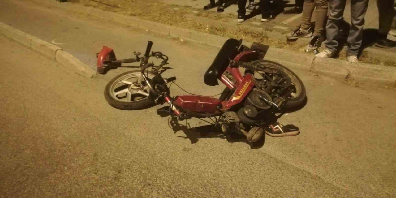 Çarpışan iki motosikletten biri parçalandı, 4 kişi yaralandı