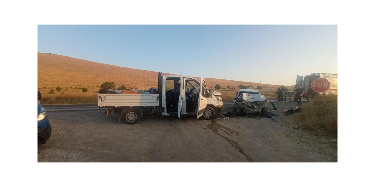 Sürücü değiştirmek isteyen kamyonete otomobil çarptı, 2 kişi öldü