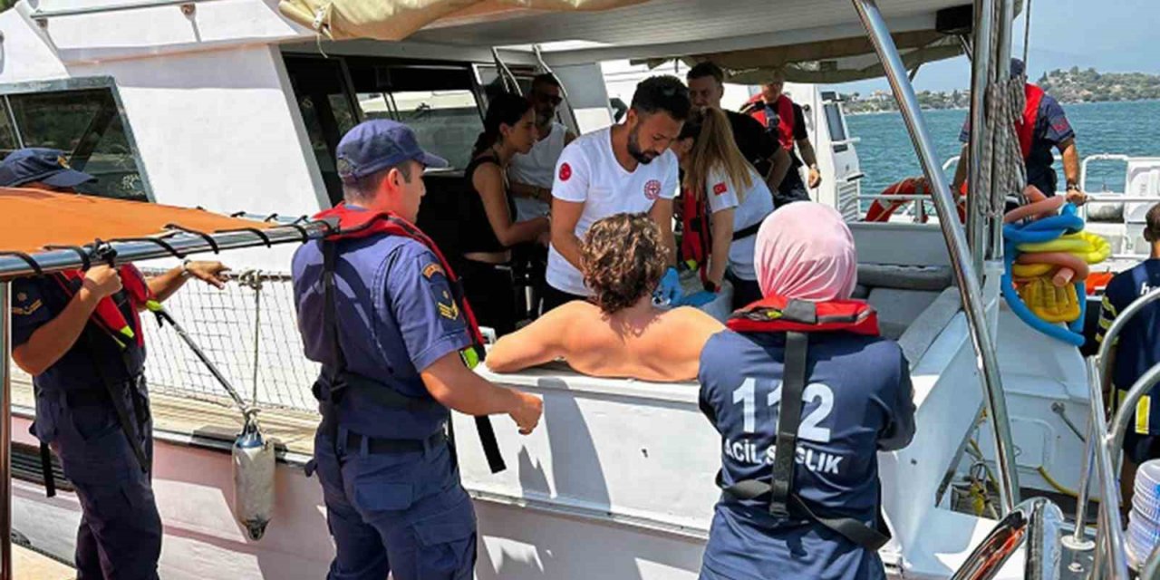 Fethiye’de gezi teknesinde yaralanan vatandaşa tıbbi tahliye