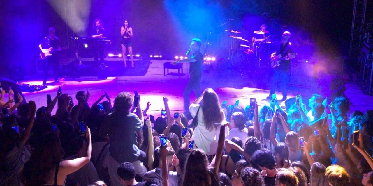 Türk Rock müziğinin ünlü sesi Teoman, Marmaris Amfi Tiyatro’da sevenleriyle buluştu