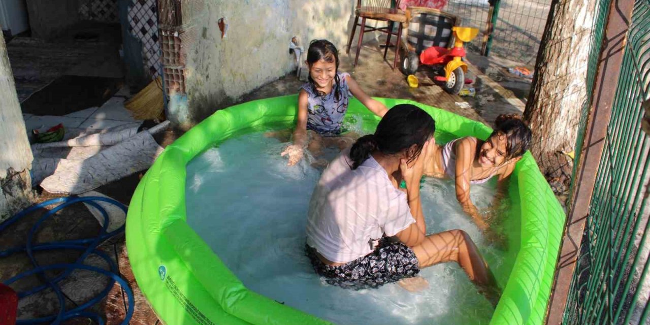 Denize gidemeyince,şişme havuzda serinlediler