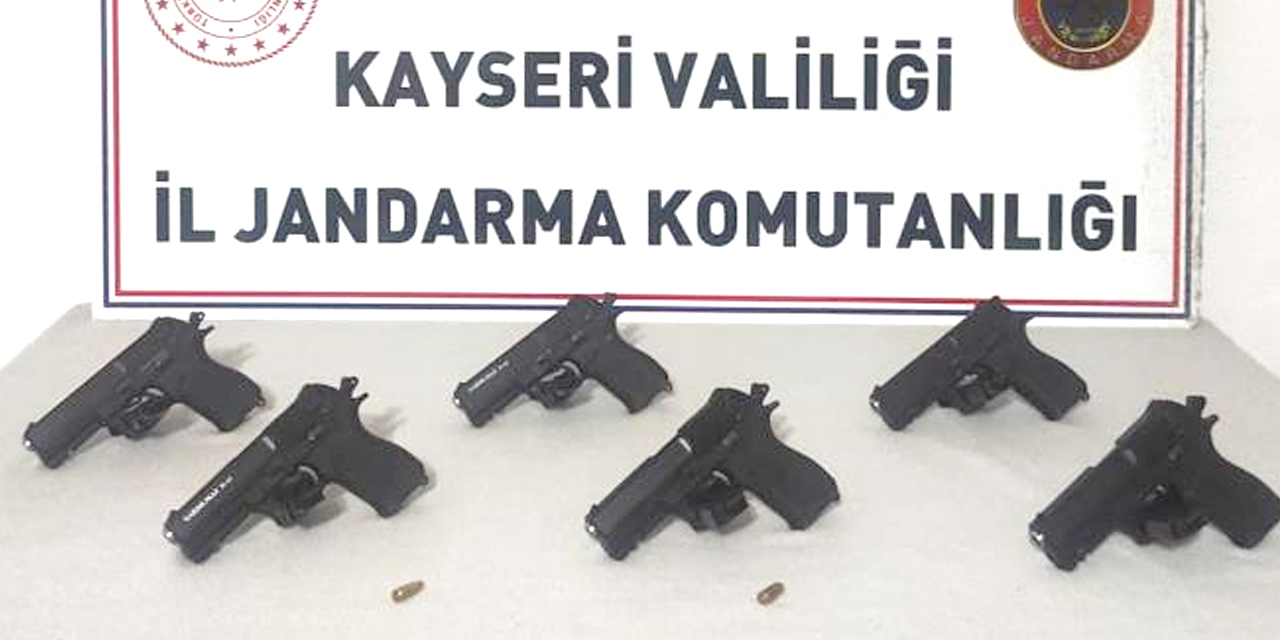 Konya'dan götürdüğü ruhsatsız tabancaları Kayseri’de piyasaya sürmek isteyen şahıs jandarmadan kaçamadı
