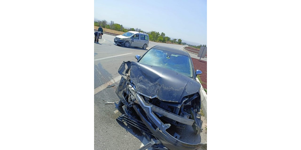 Hafif ticari araç ile otomobilin çarpıştığı kazada 6 kişi yaralandı