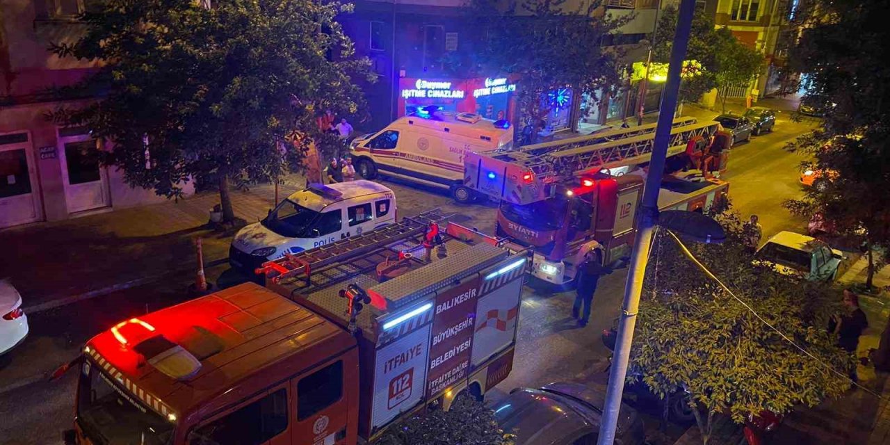 Açık unutulan ocak yangın paniğine sebep oldu