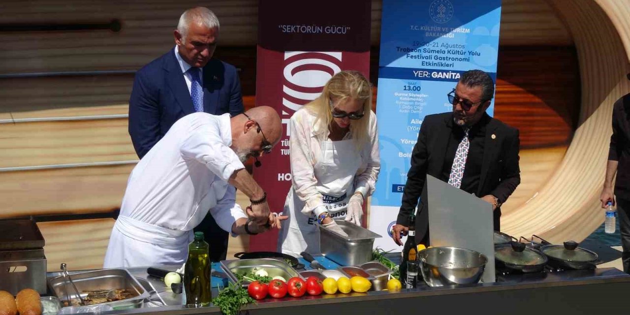 Bakan Ersoy tarçınlı hamsi plakinin tadına baktı