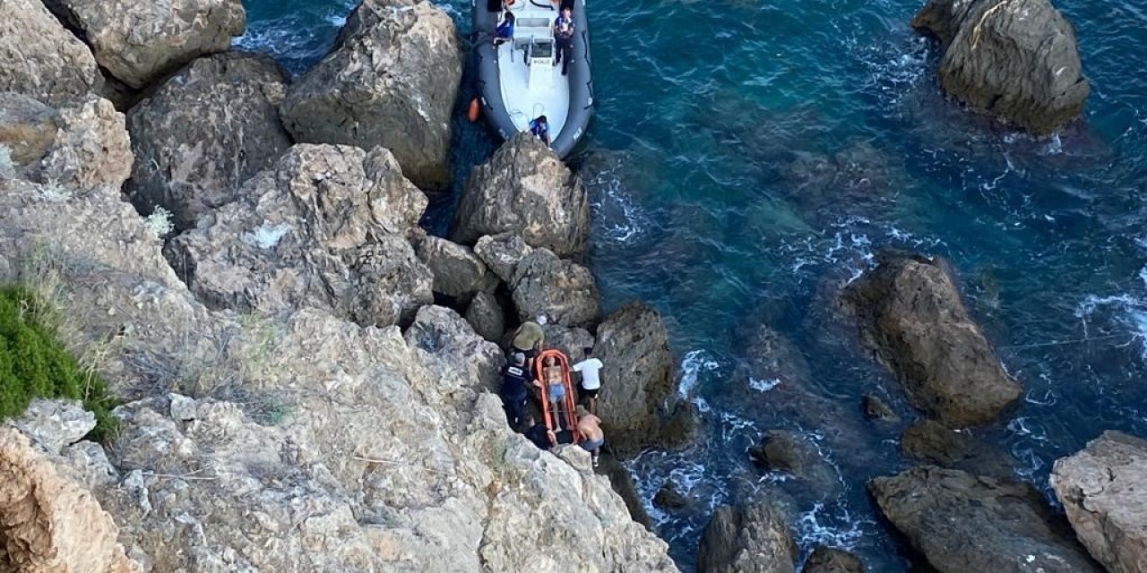 30 metrelik falezlerin alt kısmında hareketsiz yatan şahsı deniz polisi kurtardı