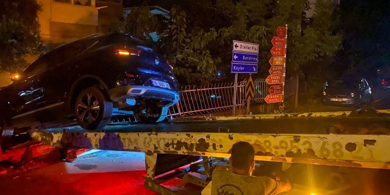 Erdek’te otomobil sitenin duvarını yıkarak asılı kaldı