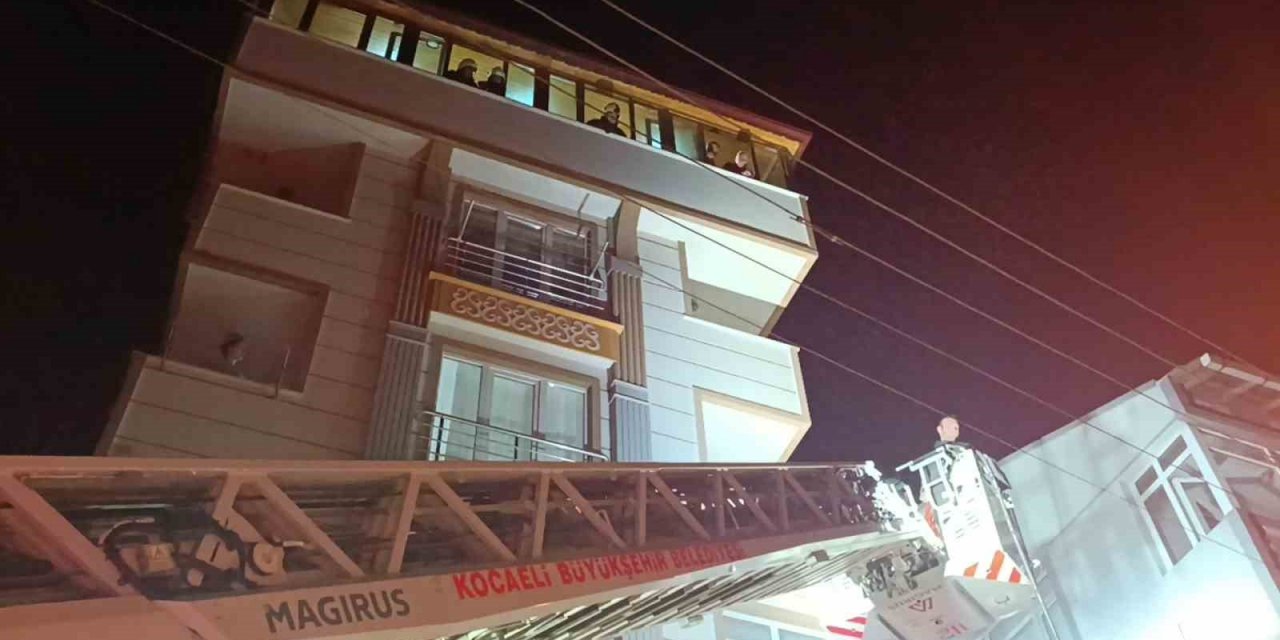 6 katlı binanın çatısında çıkan yangın söndürüldü