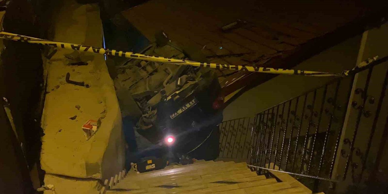 Silahlı saldırıya uğradı, kaçmaya çalışırken aracıyla evin çatısına uçtu