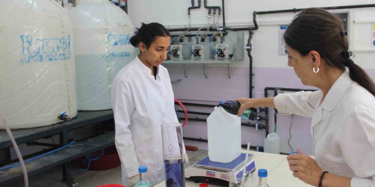 Lise öğrencileri yaz tatilinde hem öğreniyor hem üretiyor