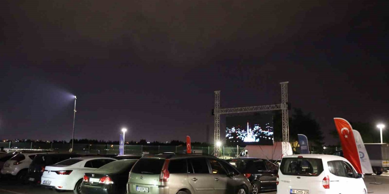Bursa’da yıldızların altında sinema keyfi