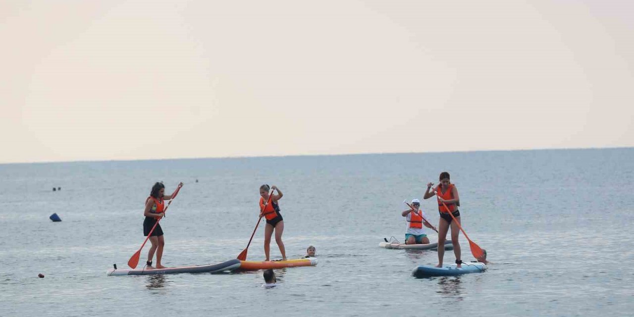 Konyaaltı Sahili’nde kürek sörfü keyfi