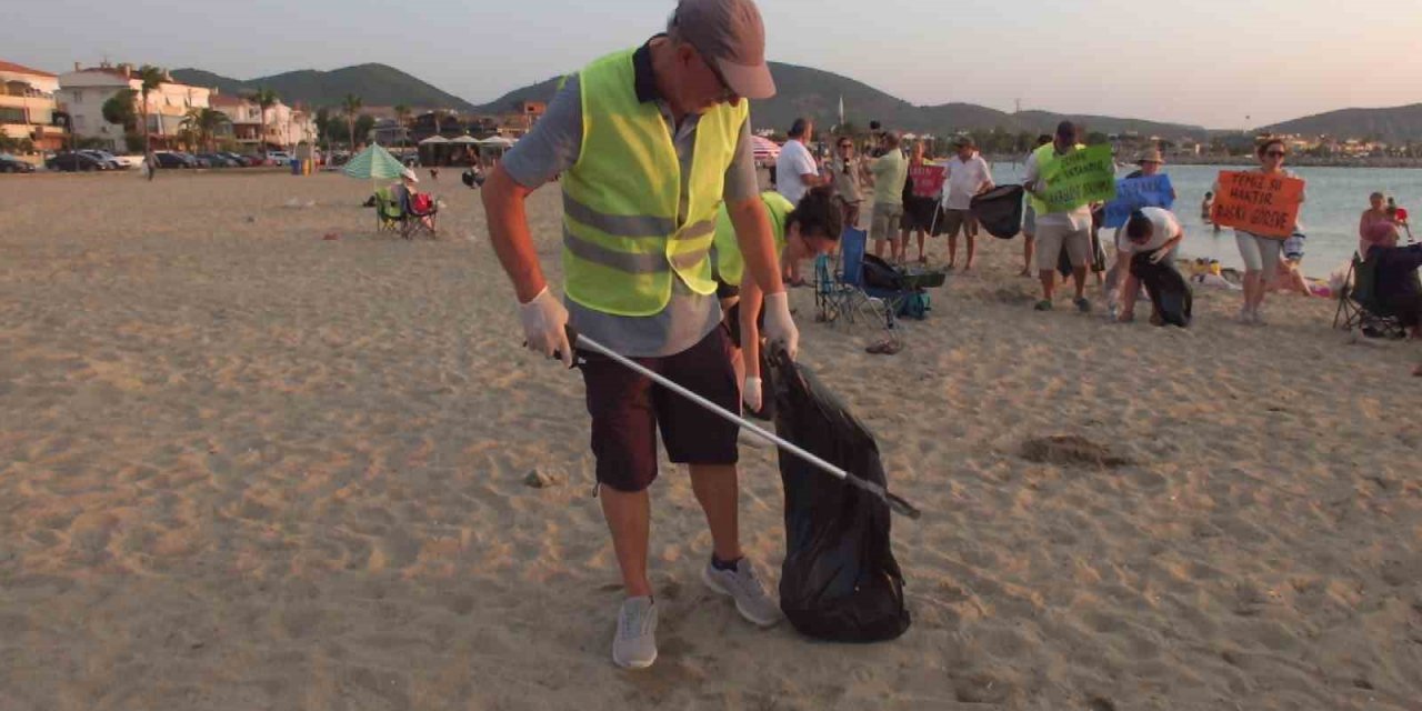Balıkesir’de çevreciler plaj temizliği yaptı