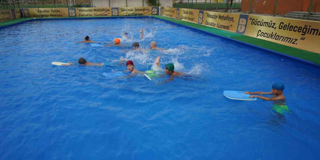 Balıkesir Büyükşehir, okul bahçelerini havuza çevirdi