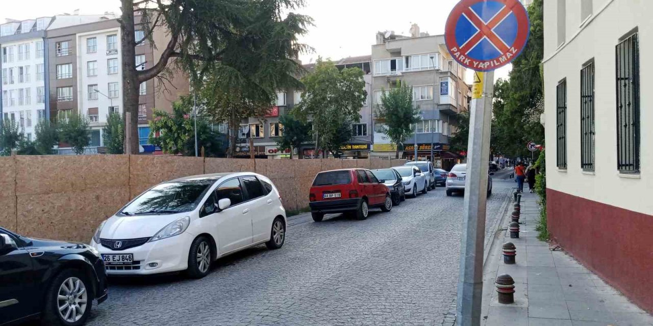 Duyarsız sürücüler ‘Park Edilmez’ levhasını umursamadı