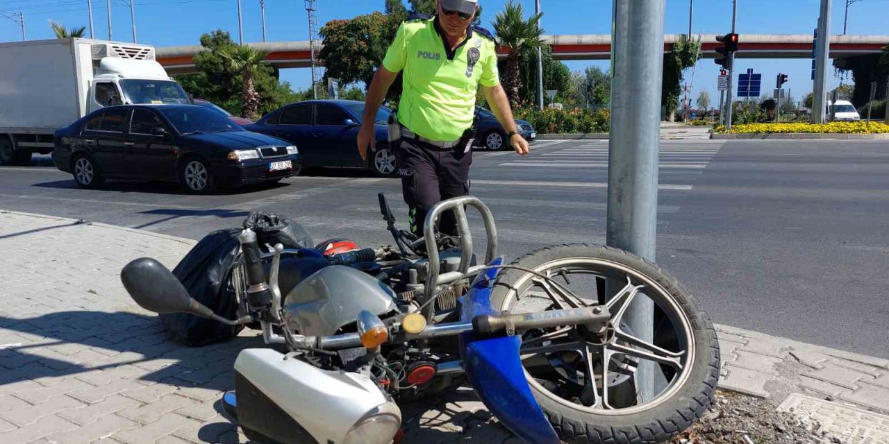 Samsun’da otomobil kırmızı ışıkta bekleyen motosiklete çarptı: 1 yaralı