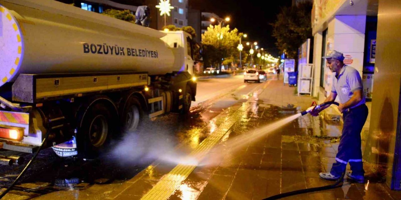 Bozüyük’te ana cadde ve kaldırımlar tazyikli suyla  yıkanarak temizleniyor