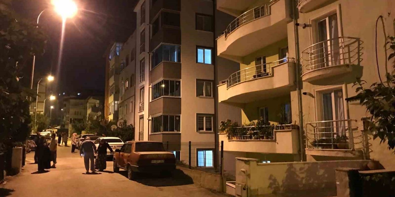 Evden çıkan dumanlar mahalleliyi ayağa kaldırdı