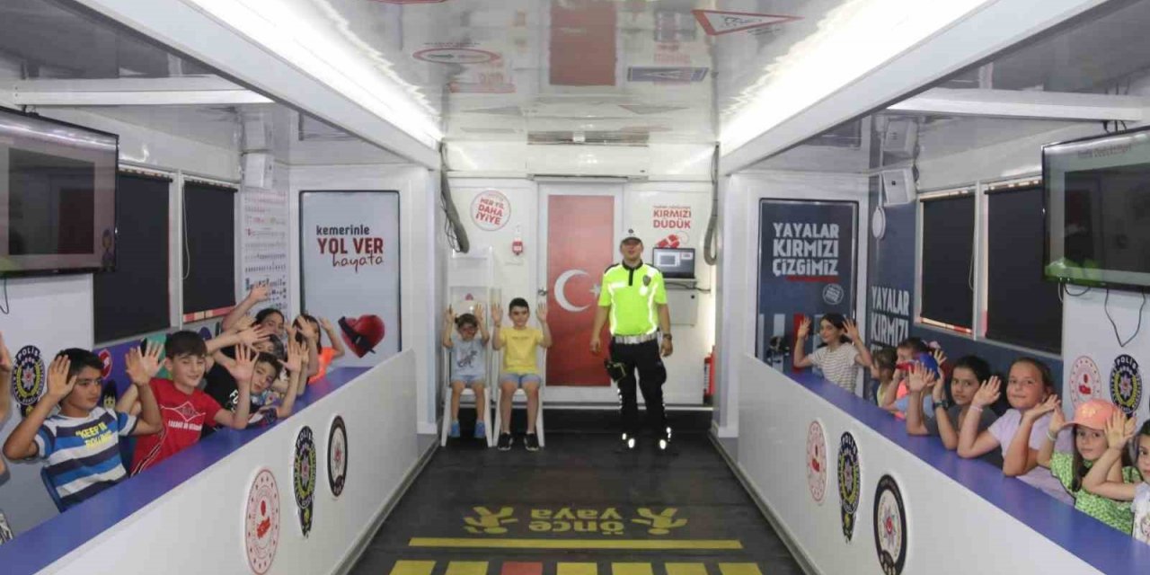 Çocuklar mobil eğitim tırıyla trafik kurallarını öğrendi