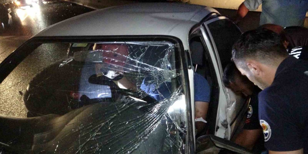Adana’da otoyolda otomobiller çarpıştı, sıkışan sürücüyü itfaiye kurtardı