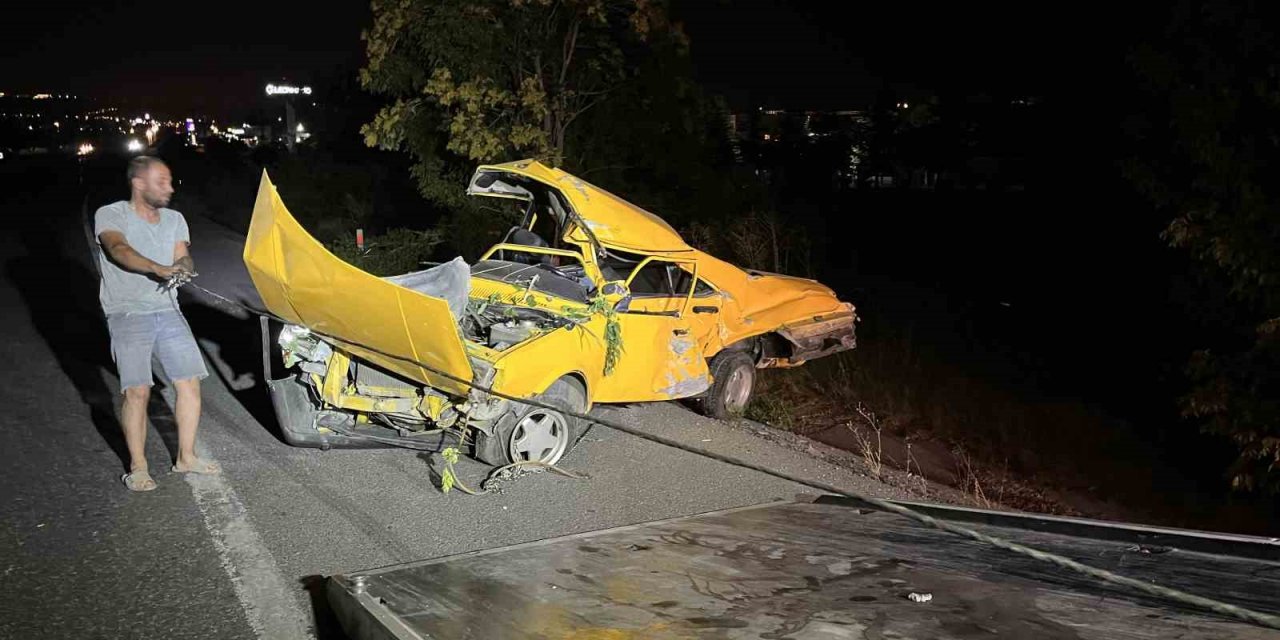 Konya-Ankara yolunda feci kaza! Ağaca çarpan otomobilde 2 kişi öldü