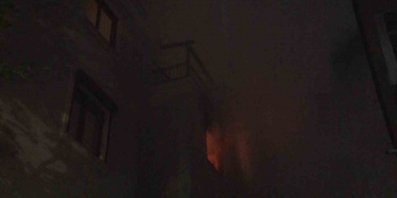 Kadıköy’de yangında can pazarı: Korkuluklardan düşen kadın öldü, eşi yaralandı