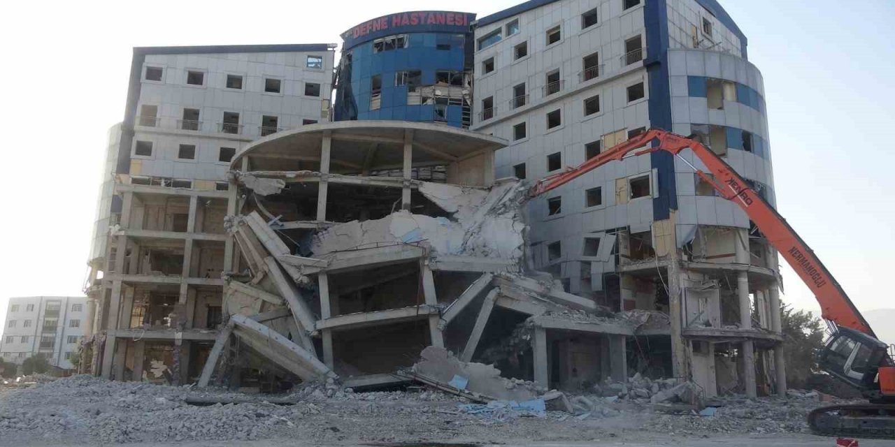 8 katlı hastane ikinci denemede yerle bir oldu, o anlar kamerada